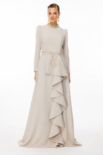 Resmi Galeri görüntüleyiciye yükleyin, fırfır etek detaylı yakası ve önü taş işlemeli tesettür abiye