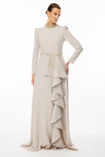 Resmi Galeri görüntüleyiciye yükleyin, fırfır etek detaylı yakası ve önü taş işlemeli tesettür abiye