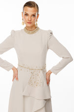 Resmi Galeri görüntüleyiciye yükleyin, fırfır etek detaylı yakası ve önü taş işlemeli tesettür abiye