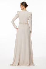 Resmi Galeri görüntüleyiciye yükleyin, fırfır etek detaylı yakası ve önü taş işlemeli tesettür abiye