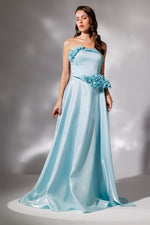 Resmi Galeri görüntüleyiciye yükleyin, PARLAK KUMAŞ ÇİÇEK DETAYLI STRAPLEZ ABİYE