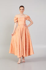 تحميل الصورة في عارض المعرض، فستان بتنورة بنمط واسع ومكشوف على الكتف