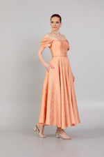 تحميل الصورة في عارض المعرض، فستان بتنورة بنمط واسع ومكشوف على الكتف