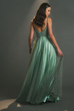 تحميل الصورة في عارض المعرض، فستان بأحزمة كتف مطرزة بدقة مع تنورة توتو