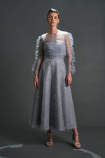 تحميل الصورة في عارض المعرض، فستان سهرة بتفاصيل من التول بدون حمالات