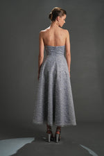 تحميل الصورة في عارض المعرض، فستان سهرة بتفاصيل من التول بدون حمالات