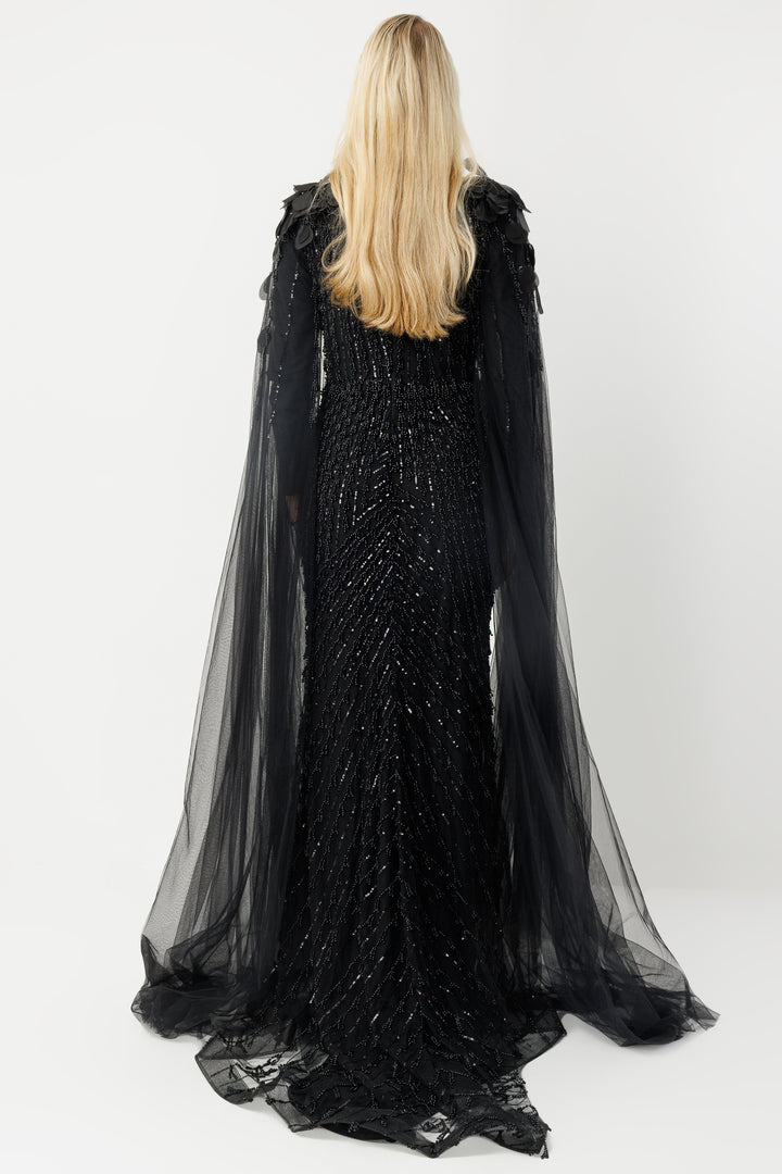 فستان سهرة طويل بياقة على شكل حرف V مرصع بالترتر