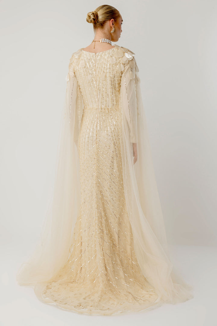 فستان سهرة طويل بياقة على شكل حرف V مرصع بالترتر