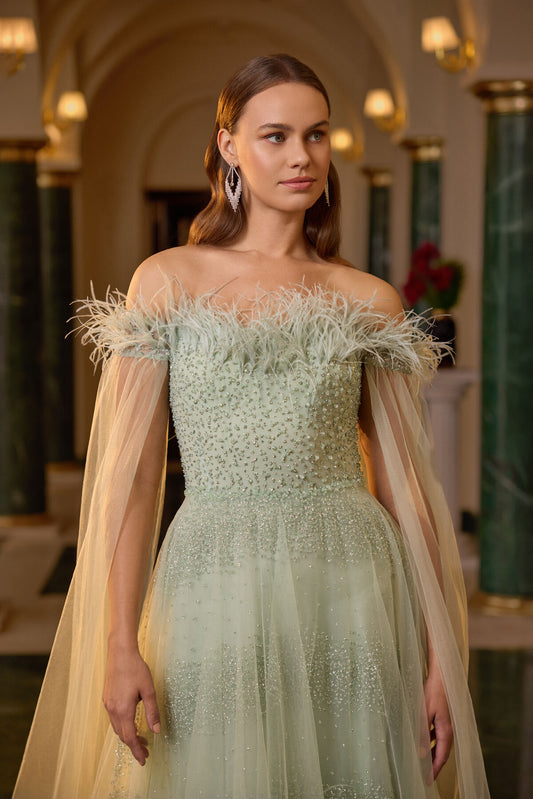 Tüy Detaylı ve Taş İşlemeli Straplez Abiye