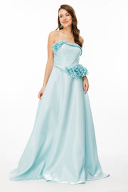 فستان سهرة بدون حمالات بقماش لامع وتفاصيل زهور