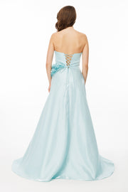 فستان سهرة بدون حمالات بقماش لامع وتفاصيل زهور