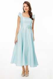 فستان سهرة من قماش لامع بفتحة رقبة على شكل حرف V