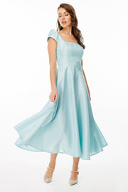 فستان سهرة من قماش لامع بفتحة رقبة على شكل حرف V