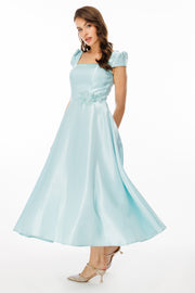 فستان سهرة من قماش لامع بفتحة رقبة على شكل حرف V