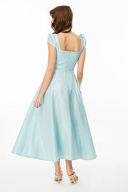 فستان سهرة من قماش لامع بفتحة رقبة على شكل حرف V