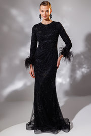 فستان سهرة أنيق بتفاصيل ريش مطرز