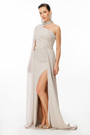 فستان سهرة مطرز بكتف واحد وتفاصيل عباءة عند الرقبة