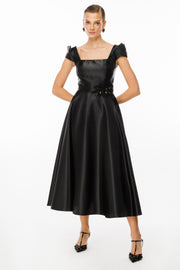 فستان سهرة من قماش لامع بفتحة رقبة على شكل حرف V