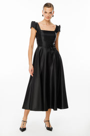 فستان سهرة من قماش لامع بفتحة رقبة على شكل حرف V