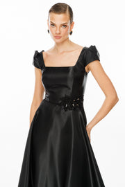 فستان سهرة من قماش لامع بفتحة رقبة على شكل حرف V