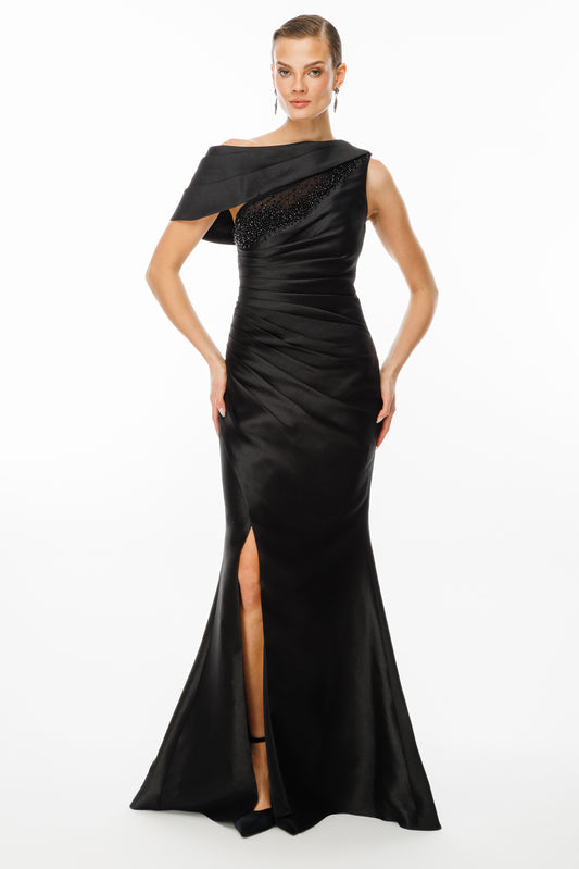 Tek Omuz Drapeli İnci Detaylı Yırtmaçlı Siyah Saten Abiye Elbise