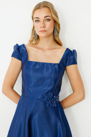 فستان سهرة من قماش لامع بفتحة رقبة على شكل حرف V