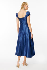 فستان سهرة من قماش لامع بفتحة رقبة على شكل حرف V