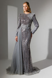 فستان سهرة مطرز بالأحجار والترتر مع تفاصيل العباءة