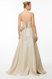 فستان سهرة بدون حمالات بقماش لامع وتفاصيل زهور