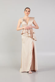 فستان سهرة بتفاصيل كتف وتنورة على الأرض وفتحة