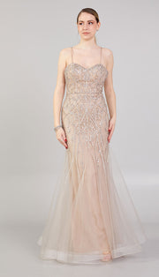 فستان سهرة بتصميم حورية البحر مع أشرطة من الحبال وتفاصيل من التول المطرز