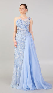 فستان سهرة خاص بتفاصيل ياقة متدرجة، كيب وتطريز