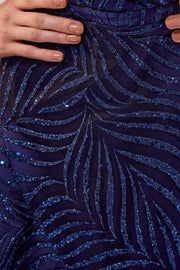 فستان سهرة بتفاصيل تجمع الخصر وتنورة ذات طبقات