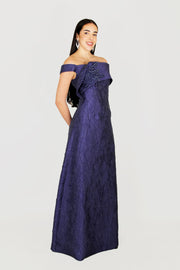 فستان سهرة بدون حمالات مطرز على الصدر