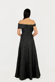 فستان سهرة بدون حمالات مطرز على الصدر